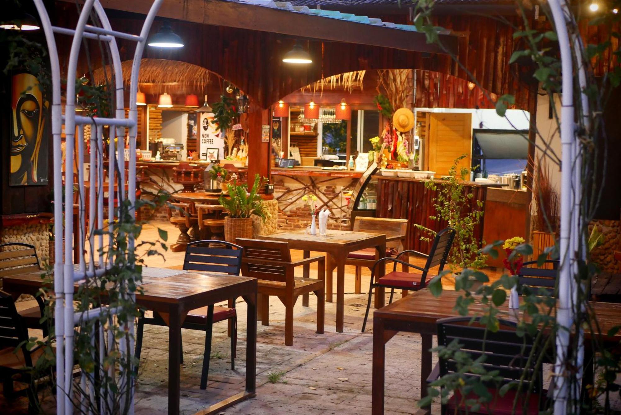 Big Elk Steak House - Homestay Trat Buitenkant foto